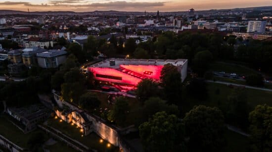 Beeindruckendes Motiv, trauriger Hintergrund: Auch die GRIMMWELT beteiligte sich an der Night of Lights, einer bundesweiten Protestaktion der Veranstaltungsbranche gegen die politische Passivität gegenüber in Not geratenen Unternehmen und Künstlern. | (c) Sascha Mannel