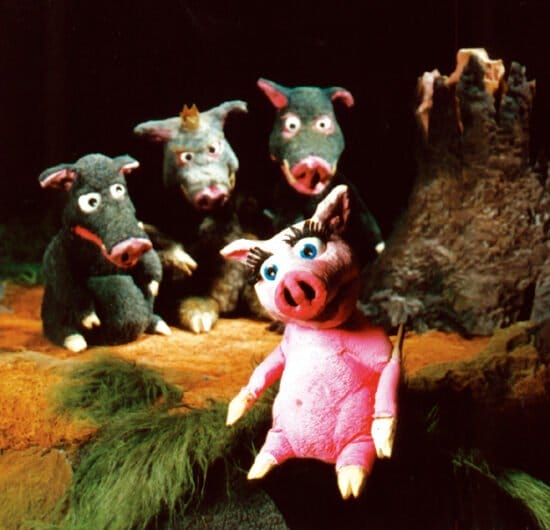 NationalparkZentrum, Vöhl-Herzhausen, Figurentheater, Josephine & Parcival Josephine mit Wildschweinen. Das Figurentheaterstück Josephine & Parcival wird nun am Sonntag, 23. August im Amphitheater am NationalparkZentrum gezeigt – das ist der Termin für die im Juni verschobene Vorstellung. | (c) Paul D. Pape (Wellenreiter-Design)