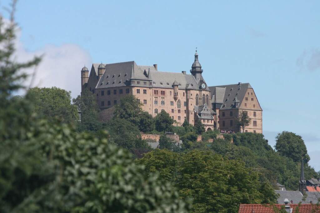 Blick auf das Marburger Schloss und den anschließenden Schlosspark | (c) Wikimedia Commons