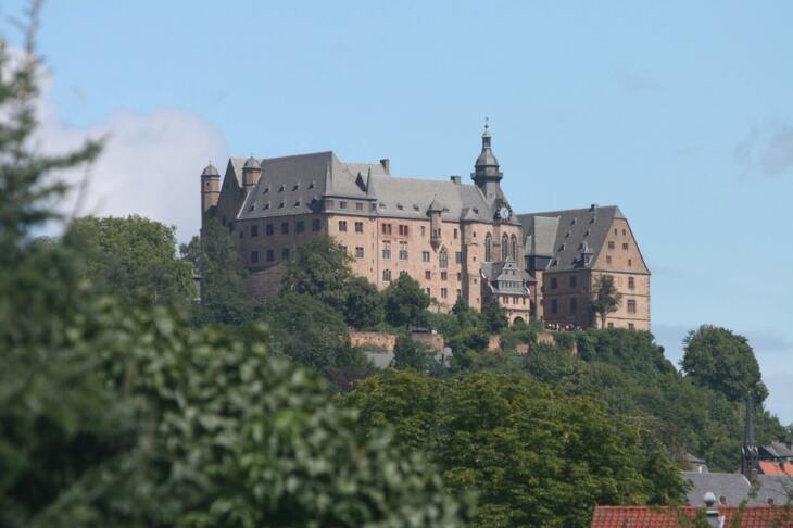 Das Bild zeigt die malerische Kulisse der Lutherischen Pfarrkirche in Marburg. Das beeindruckende Gebäude biete die Bühne für die ganz besonderen Konzerte am 26.9.21. Dabei sorgt das 50jährige Jubiläum der Schlosskonzerte für Auftritte von bekannten Künstlern und Künstlerinnen. (c) Wikimedia Commons.