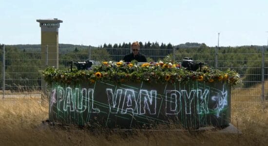 Nature One, Livestream, Techno, Paul van Dyk Allein auf weiter Flur... bzw. auf dem Gelände der Nature One: Trance-Legende Paul van Dyk war einer der Musiker, die live im Nature One-Livestream spielten