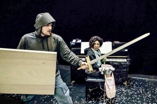 Ritter-Oper, Musik-Theater, Paderborn, Ritter Odilo und der strenge Herr Winter Auch eine Ritter-Oper gibt es beim Musik-Theater in Paderborn: Ritter Odilo kämpft gegen Langeweile, ein großer Spaß mit einfachsten Mitteln | (c) Marc Lontzek
