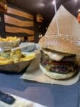 Burger mit Chili-Cheese Pommes im Hood Burger