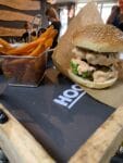 Burger mit Süßkartoffel Pommes im Hood Burger