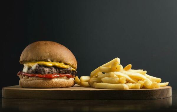 So ein leckerer Burger mit knusprigen Pommes ist was Feines. Na, Hunger? In Korbach? Dort war kürzlich Neueröffnung im HoodBurger | (c) Archivfoto von Pixabay