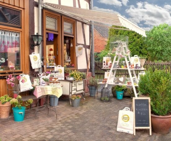 Auch das Café im Blütenladen Lahntal-Sarnau ist bei der Aktion Heimat shoppen in Marburg dabei.