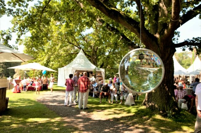 Zahlreiche Stände mit Pflanzen, Deko und gutem Essen warten auf die Besucher des Gartenfestivals am Auedamm | (c) Evergreen GmbH & Co. KG