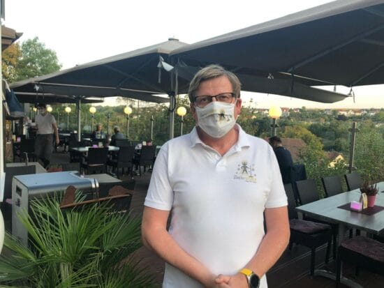 So will das Gasthaus Zur Alm in Warburg mit Strandkörben und Virenputzer Corona trotzen! So will das Gasthaus Zur Alm in Warburg mit Strandkörben und Virenputzer Corona trotzen!