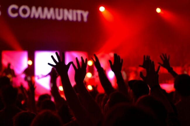 Menschen mit erhobenen Händen in einer festlichen und leuchtende Bühnenlichter im Hintergrund, kostenlose Werbung für Veranstaltungen, Events, Veranstaltungen, Events, Konzerte, Festivals, Musicals, Musiker, Bands, Stadtfeste, Open Air, Veranstalter, gebührenfrei, Kalender Ww-Terminator - Veranstaltungen heute, morgen, am Wochenende | (c) pixabay