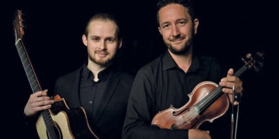 Bjarke Falgren und Sönke Meinen, Kulturzelt Kassel, Konzert, Ballhaus, Schloss Wilhelmshöhe, Veranstaltung Kulturzelt Zwischenspiel - Konzerte im Ballhaus Schloss Wilhelmshöhe: Der Klang von Violine und Gitarre erfüllt den Saal, wenn Bjarke Falgren und Sönke Meinen zusammen spielen. Die beiden dänischen und ostfriesischen Musiker sind ein eingespieltes Duo, deren Zusammenspiel von virtuoser Spielfreude und berührenden Klängen geprägt ist | (c) Bjarke Falgren und Sönke Meinen