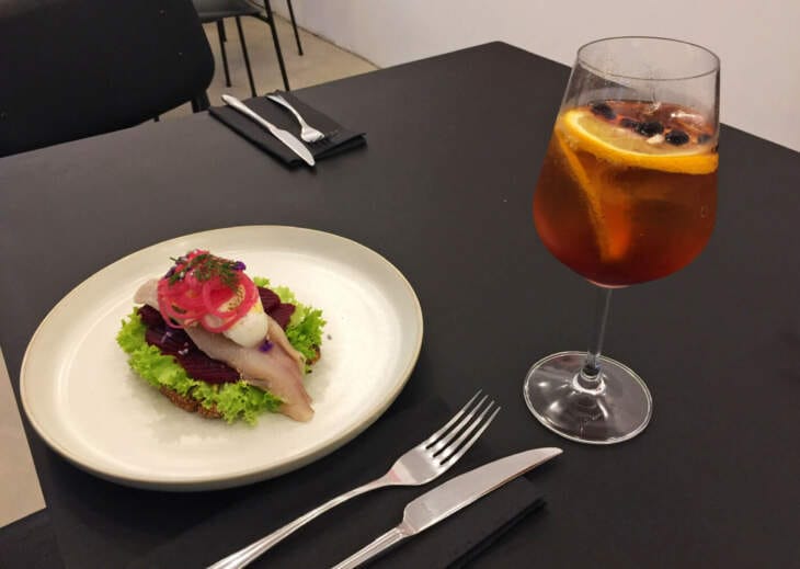 Frokost Kassel Dänisch Essen in Kassel: Das neue Kasseler Restaurant Frokost hos Line interpretiert das klassische dänische Smørrebrød in verschiedene moderne Varianten um | (c) Wildwechsel