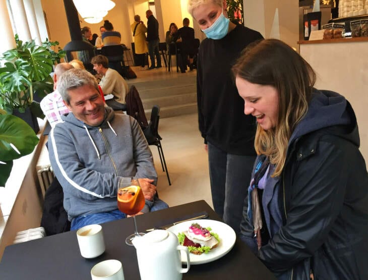 Dänisches Essen in Kassel: Das modern, schick und minimalistisch eingerichtete Restaurant Frokost hos Line ist bereits in den ersten Monaten gut besucht und zieht, genau wie seine ältere Schwester in der Markthalle, interessierte Gäste und Fans der dänischen Küche in Kassel an | (c) Wildwechsel