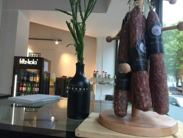 Neueröffnung in Kassel: Das frokost hos Line zeigt, was es hat. Wie hier bei dieser Dekoration mit Salamis und Blumenvase | (c) Wildwechsel