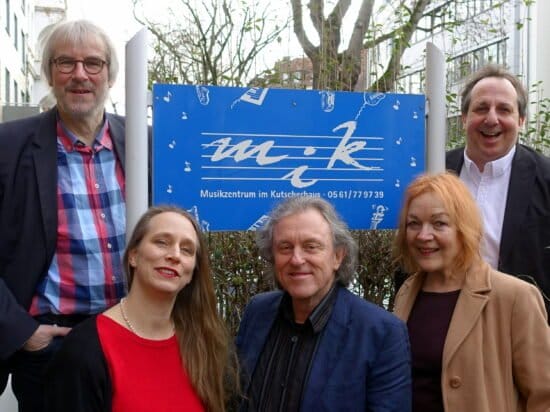 Den Kulturpreis Kassel 2020 in Höhe von 3.000 Euro erhält das Musikzentrum im Kutscherhaus - Kontrapunkt e. V. (von links): Berthold Althoff, Isabell Doll, Hugo Scholz, Jutta Gerling-Haist und Jörg Kleinke. | (c) Stadt Kassel