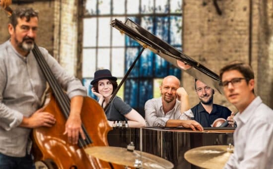Kulturzelt Kassel, Anna Depenbusch, Clemens Christian Poetzsch, Konzert, Ballhaus, Schloss Wilhelmshöhe Das Kulturzelt Zwischenspiel im Ballhaus von Schloss Wilhelmshöhe ist eine besondere Alternativ-Konzertreihe, angepasst an die Gegebenheiten 2020.