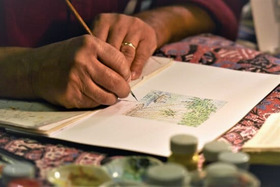 Marburger Kunsthandwerkermarkt, Shamshad Ali-Eisele, Bilder, Kalligraphie, Handwerk Shamshad Ali-Eisele fertigt Bilder aus geschriebenen Worten an. | (c) Stadt Marburg