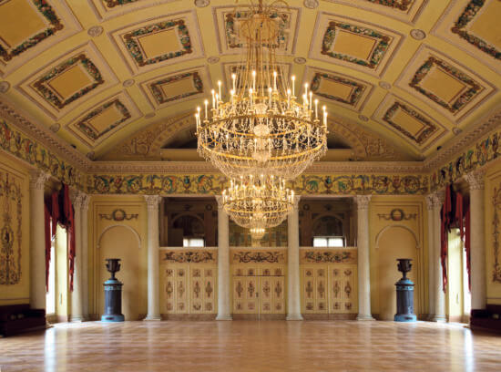 Ballhaus, Schloss Wilhelmshöhe, Kassel, Kulturzelt Kassel, Zwischenspiel So schön und festlich ist der Saal im Ballhaus von Schloss Wilhelmshöhe. Der klassizistische Bau wurde Anfang des 19. Jahrhunderts errichtet und hat bis heute nichts von seiner inneren Pracht verloren. So bietet er eine besondere Location für das Kulturzelt Zwischenspiel 2020 | (c) Gerhard Geyer
