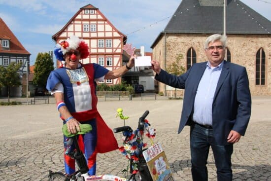 Zwischenstopp in Ziegenhain: Michel Descombes (li.) fuhr mit dem Fahrrad von Ebsdorf nach Berlin. Unterwegs sammelte er Spenden für die Krebsforschung und für die Betreuung krebskranker Kinder. Schwalmstadts Bürgermeister Stefan Pinhard gab Descombes spontan einen Beitrag mit auf den Weg. Foto: Stadt Schwalmstadt/Seeger/nh