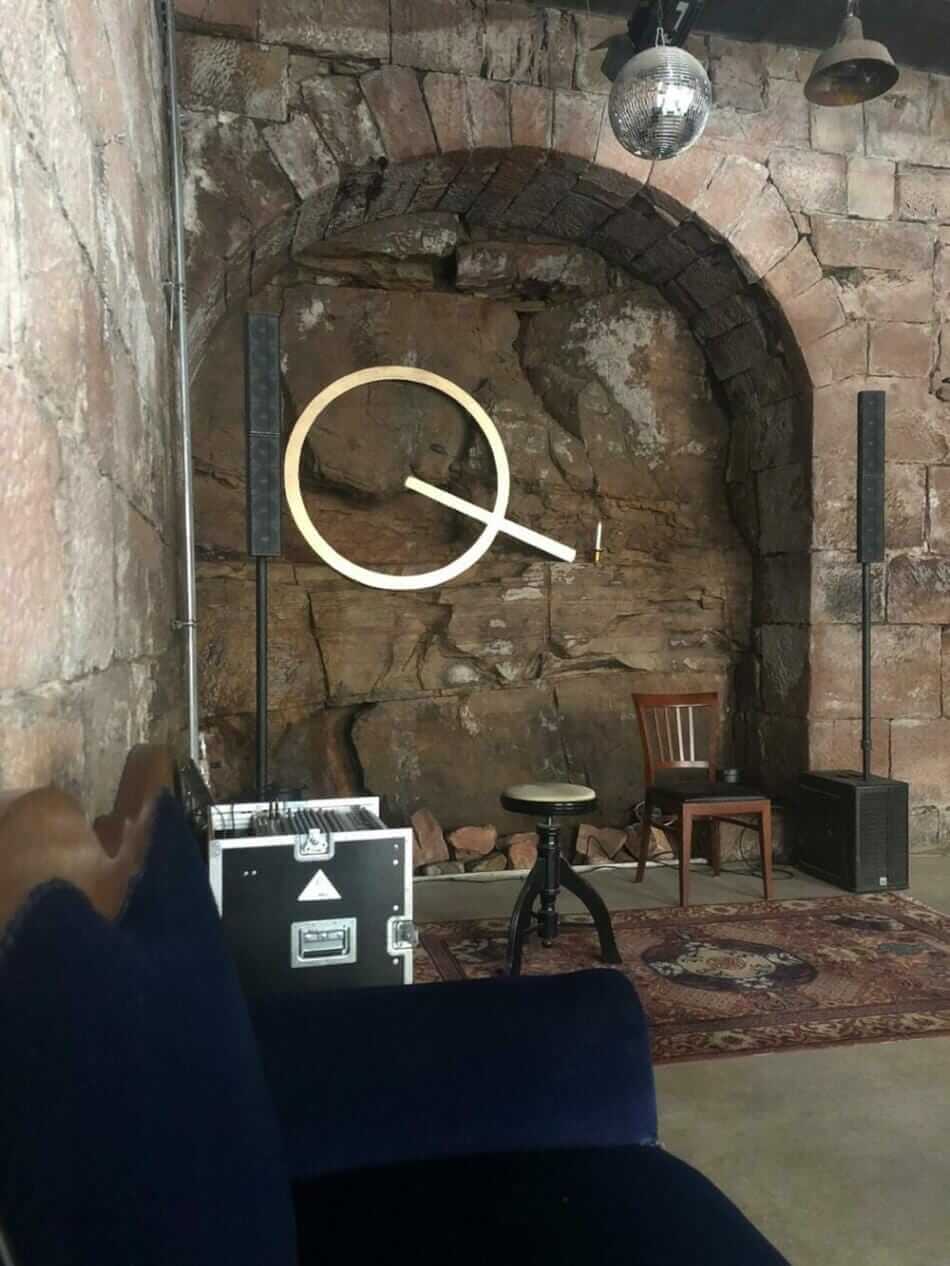 Q Marburg – Café, Club und Kultur am Pilgrimstein Innenraum des Q Marburg am Pilgrimstein mit historischer Bausubstanz.