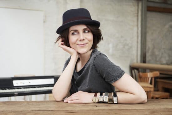 Anna Depenbusch, Kulturzelt Kassel, Konzert, Ballhaus, Schloss Wilhelmshöhe, Veranstaltung Kulturzelt Zwischenspiel - Konzerte im Ballhaus Schloss Wilhelmshöhe: Liedermacherin Anna Depenbusch ist bekannt für ihre tiefgründigen Texte und die besondere Art, mit der sie Kleines, Großes und Kurioses aus dem Alltag besingt. Dazu begleitet sie sich selbst an Flügel oder Klavier. Eine besondere Beziehung verbindet sie mit ihrem selbst geretteten und liebevoll restaurierten Salonflügel Frau Rachals | (c) Steven Haberland
