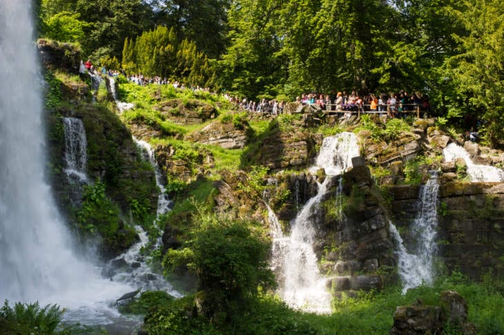 Aquädukt: Das Aquädukt mit dem tiefsten Wassersturz in einem künstlerischen gestalteten Park symbolisiert den Widerstreit der Errungenschaften des Menschen und der Macht der Natur. Steinformationen am Fuß des gewaltigen Bauwerkes zeugen von der zerstörerischen Kraft des Erdbebens, wodurch des Zitat antiker Technik scheinbar beschädigt wurde und das Wasser nun circa 30 Meter in die Tiefe stürzt.
