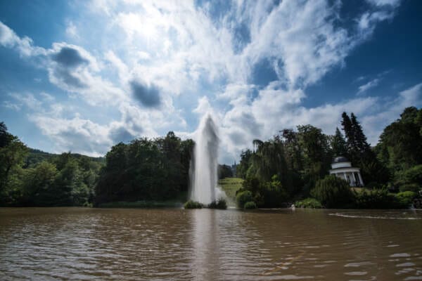 Fontänenteich: Die mit dem bis heute größten Volumen in einer Höhe von 50 Meter geysirartig aufsteigende Große Fontäne wurde bereits 1767 unter Friedrich II. - damals noch mit einer geringeren Höhe- geschaffen. Vom Fontänenteich fließt das Wasser über zahlreiche Wasserfälle und Kaskaden sowie die Wasserfälle an der Roseninsel weiter der Fulda zu.
