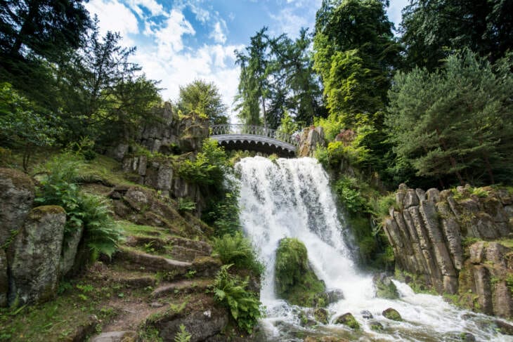 Teufelsbrücke: Der Wassersturz unter der Teufelsbrücke bildet die gleichnamige Brücke über die Reus, einen Fluss im Schweizer Gotthard-Massiv, mit den gewaltigen Wassermassen während der Schneeschmelze nach. Tosend und schäumend bahnt sich das Wasser den Weg ins Tal.