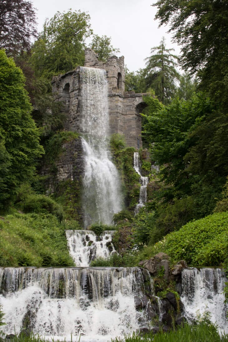Aquädukt: Das Aquädukt mit dem tiefsten Wassersturz in einem künstlerischen gestalteten Park symbolisiert den Widerstreit der Errungenschaften des Menschen und der Macht der Natur. Steinformationen am Fuß des gewaltigen Bauwerkes zeugen von der zerstörerischen Kraft des Erdbebens, wodurch des Zitat antiker Technik scheinbar beschädigt wurde und das Wasser nun circa 30 Meter in die Tiefe stürzt.