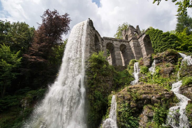 Aquädukt: Das Aquädukt mit dem tiefsten Wassersturz in einem künstlerischen gestalteten Park symbolisiert den Widerstreit der Errungenschaften des Menschen und der Macht der Natur. Steinformationen am Fuß des gewaltigen Bauwerkes zeugen von der zerstörerischen Kraft des Erdbebens, wodurch des Zitat antiker Technik scheinbar beschädigt wurde und das Wasser nun circa 30 Meter in die Tiefe stürzt.