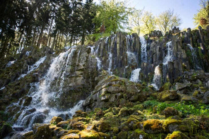 Steinhöfer Wasserfall: Der Steinhöfer Wasserfall ist die erste Station der unter Wilhelm XI. im Stil des Landschaftsparks geschaffenen romantischen Wasserspiele. Er stellt einen stillgelegten Steinbruch dar, der beim Anlassen mit der unaufhaltsamen Kraft des Wassers inszeniert wird.