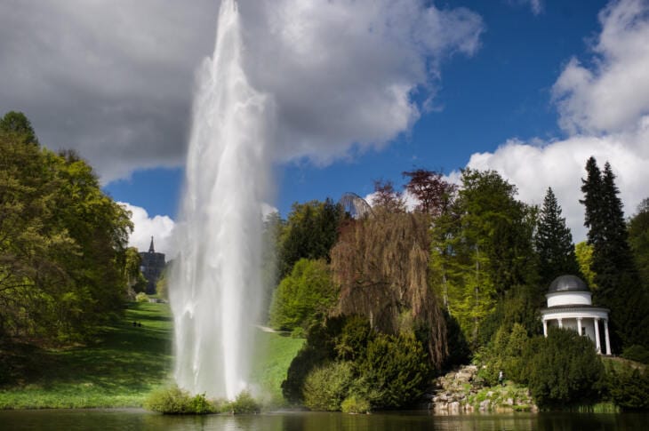 Der natürlich erscheinende Teich wurde bereits Mitte des 18. Jahrhunderts künstlich angelegt. Hier finden die Wasserspiele in der 52 Meter hoch aufsteigenden Fontäne ihren grandiosen Abschluss. Das Wasser für die Fontäne kommt aus dem oberhalb der Plutogrotte gelegenen Fontänenreservoir.