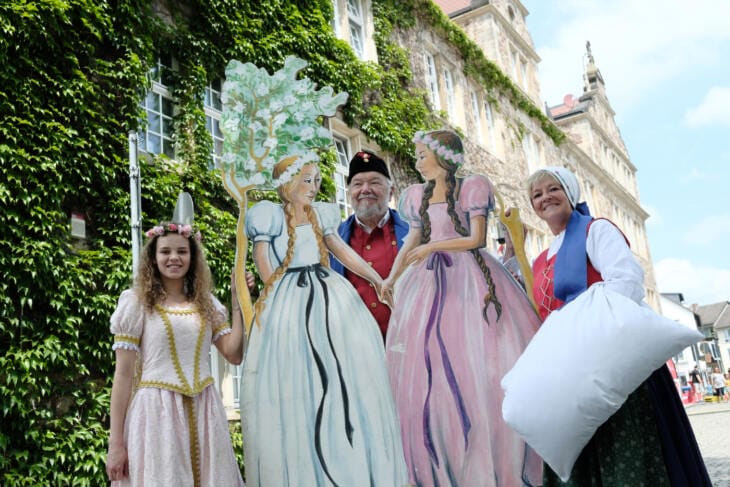 Kasseler Altstadtfest, Was ist los in Kassel Kasseler Altstadtfest: Noch mehr Bühnen und Themenwelten und unzählige Programm-Highlights für kleine und große Besucher: Das Kasseler Altstadtfest lud drei Tage lang dazu ein, die Plätze und Gassen des ehemaligen Kasseler Altstadtquartiers ganz neu zu entdecken!