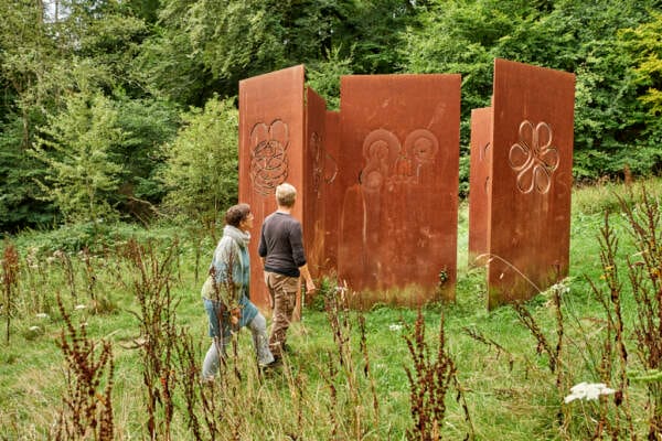 Künstler-Nekropole Kassel: Künstler-Nekropole im Habichtswald, Nähe Blauer See. Die Künstler-Nekropole liegt im Habichtswald am Stadtrand von Kassel, nahe dem Bergpark Wilhelmshöhe. Rund um den Blauen See, einem stillgelegten Steinbruch, errichten Künstler von "documenta-Rang" zu Lebzeiten ihre eigenen Grabmäler und werden sich dort auch bestatten lassen.