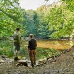 Künstler-Nekropole Kassel: Künstler-Nekropole im Habichtswald, Nähe Blauer See. Die Künstler-Nekropole liegt im Habichtswald am Stadtrand von Kassel, nahe dem Bergpark Wilhelmshöhe. Rund um den Blauen See, einem stillgelegten Steinbruch, errichten Künstler von "documenta-Rang" zu Lebzeiten ihre eigenen Grabmäler und werden sich dort auch bestatten lassen.