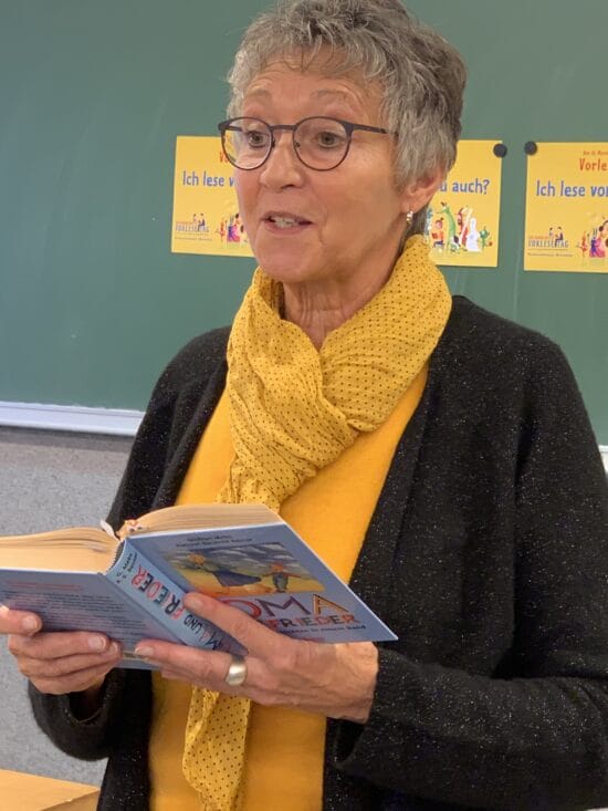 Auch in diesem Jahr finden zum bundesweiten Vorlesetag am 20. November im gesamten Kreisgebiet viele Aktionen für Kinder und Jugendliche statt. Mit dabei ist auch Märchenerzählerin und Vorleserin Waltraud Albers. Das Kommunale Integrationszentrum des Kreises Höxter möchte etwa Vereine, Schulen oder Gemeinden dazu motivieren, sich mit eigenen Vorlese-Angeboten zu beteiligen. Alle Angebote im Kreis Höxter werden dann auf der Homepage www.integration.kreis-hoexter.de angekündigt. | Foto: Kreis Höxter