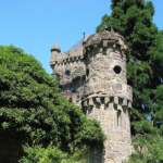 Löwenburg: Die Löwenburg, malerisch im Bergpark Wilhelmshöhe gelegen, präsentiert sich als mittelalterliche Ritterburg. Im Innern beherbergt sie jedoch fürstliche Wohnräume barocken Zuschnitts, die den Fürsten mit seinem Hofstaat aufnehmen konnten. Neben der Rüstkammer mit Waffen und Ritterrüstungen des 16. und 17. Jahrhunderts und der Burgkapelle mit der Grablege des Erbauers stehen dem Besucher derzeit wesentliche Bereiche der teils möblierten, teils museal eingerichteten fürstlichen Wohnräume im Damen- und Herrenbau offen.