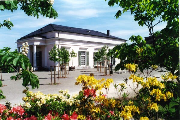 Ballhaus: Das Ballhaus wurde als Hoftheater in der Regierungszeit von Napoleons Bruder, Jérôme Bonaparte (1784-1860), in den Jahren 1808/09 durch den jungen Leo von Klenze (1784-1864) errichtet. Der Pavillon ist das erste Gebäude des berühmten Münchener Architekten. Die heutige prachtvolle Innenausstattung erhielt es 1828 unter Kurfürst Wilhelm II. (reg. 1821-1831) durch den Kasseler Architekten Johann Conrad Bromeis (1788-1855).
