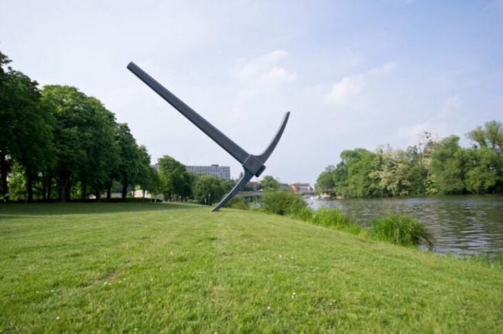 Was ist los in Kassel? Spitzhacke: Am Fuldaufer steht die Spitzhacke von Claes Oldenburg, die zur documenta 7 in 1982 enstand.