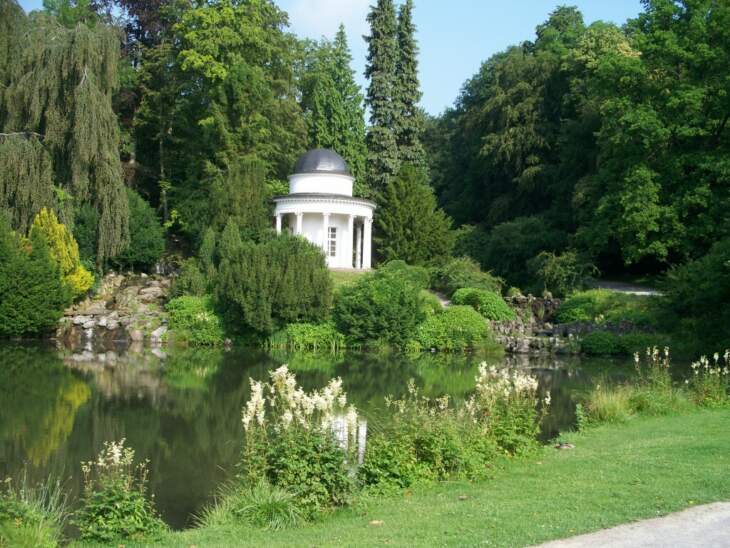 BergparkLeuchten, Traumlandschaft, Apollo-Tempel, Kassel, Bergpark, Wilhelmshöhe, Wasserspiele, UNESCO, Weltkulturerbe Der Apollo-Tempel in Kassels Bergpark Wilhelmshöhe ist eines der zahlreichen Beispiele für das friedliche Zusammenspiel aus europäischer Gartenkunst und barocker Architektur.