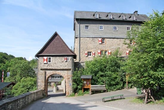 Burgen und Schlösser als Ausflugsziel: Die Jugendburg Hessenstein in Vöhl - Ederbringhausen (c) Berthold Langenhorst