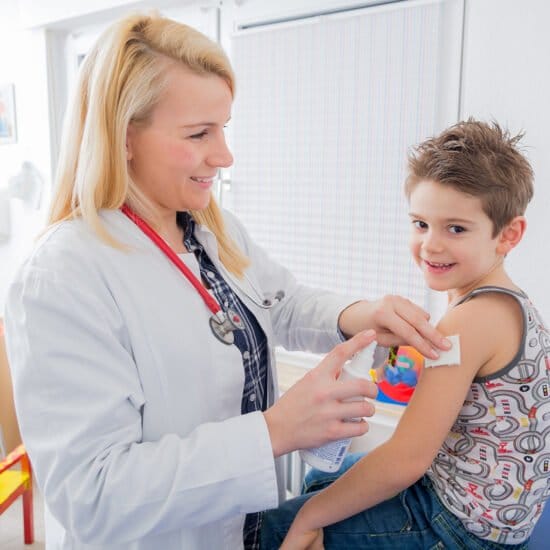 Masern, Impfung, Gesundheit Kind wird geimpft (c) DAK-Gesundheit