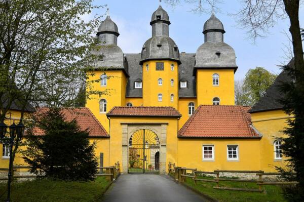 Burgen und Schlösser in NRW & OWL als Ausflugsziel: Schloß Holte (c) Pixabay