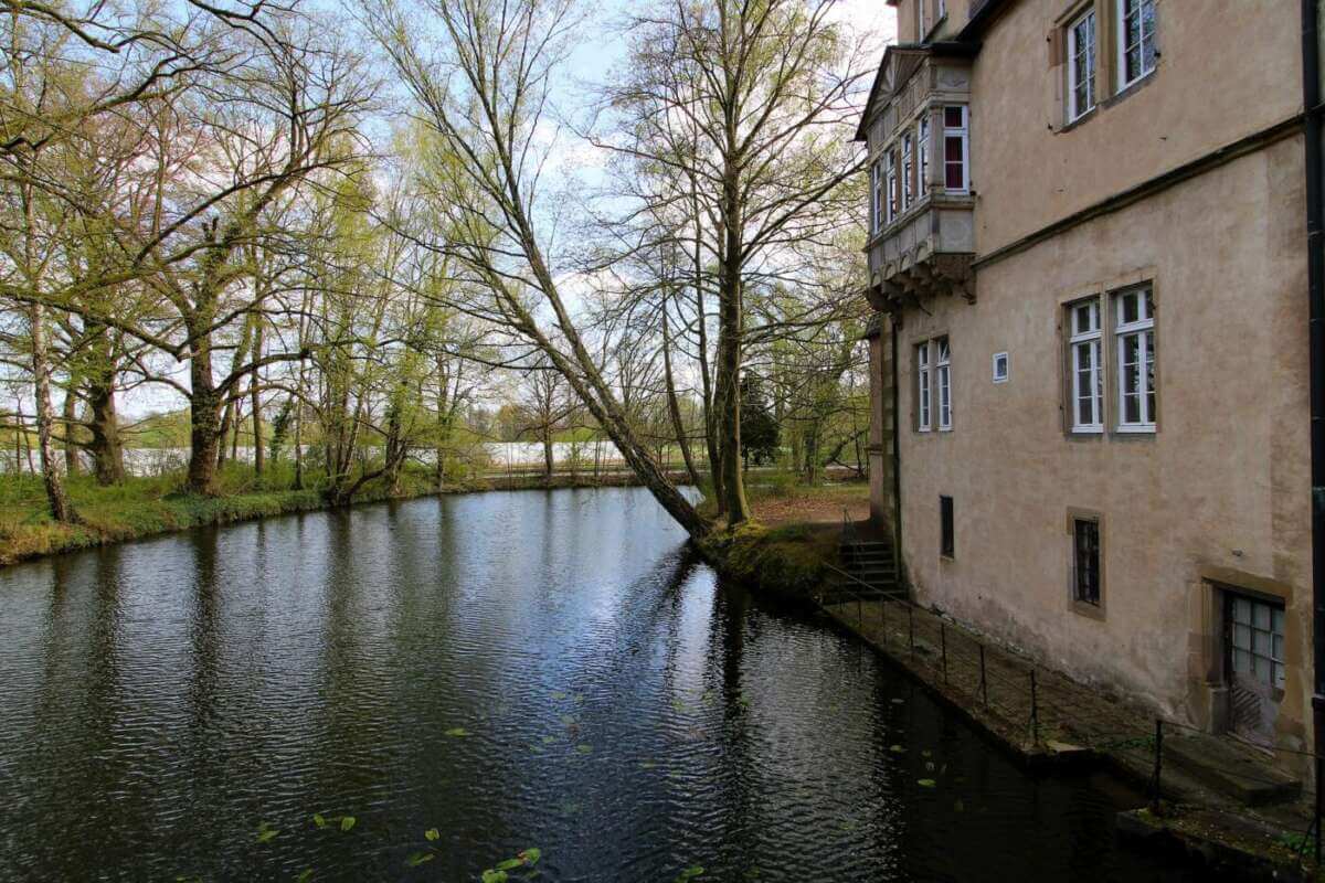 Ausflugsziele trotz Corona: Burgen und Schlösser in NRW, wie das Wasserschloss Ulenburg in Löhne | (c) andreaskaklewski auf Pixabay