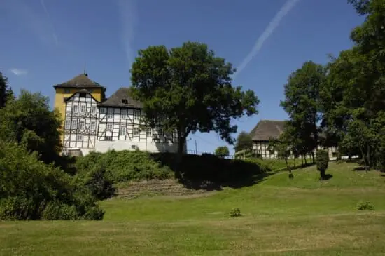 Albaxen, Ausflugsziele, Besichtigung, Burgen, Höxter, OWL, Schlösser, Tonenburg, Wandern,Sehenswürdigkeit, Ruine, NRW, Nordrhein Westfalen, Ostwestfalen Burgen und Schlösser sein ein beliebtes Ausflugsziel in OWL & Nordrhein Westfalen: So auch die Tonenburg bei Höxter | (c) gemeinfreies Bild auf Wikipedia