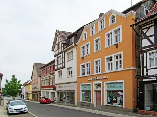 Trotz Lockdown weiterhin geöffnet: Das Sanitätshaus Seidel (hier die Hauptfiliale in Warburg, Hauptstraße 9)