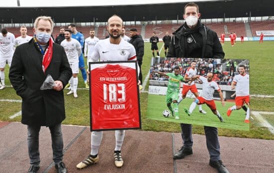 Sergej Evljuskin bei der Verabschiedung durch KSV-Vorstand Jens Rose im Vorfeld der Partie des KSV Hessen Kassel - TSV Steinbach. Ebenfalls auf dem Bild: KSV-Aufsichtsratsmitglied Florian Beisheim (v.l.n.r.). | (c) KSV Hessen Kassel e.V. - Die Bilder können lizenzfrei verwendet werden.