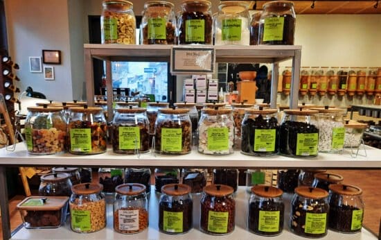 unverpackt, locker flockig, unverpackt-laden, Paderborn, Martina Heggemann, zero waste, locker flockig - unverpacktes & café Paderborn, Süßigkeiten Tisch mit Süßigkeiten und Knabberkram bei locker flockig - unverpacktes & café Paderborn