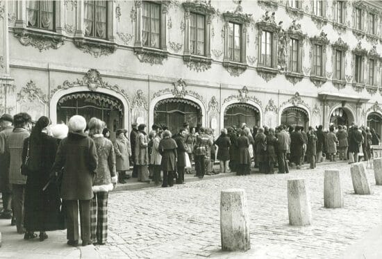 Mozartwoche, Mozartfest, Mozart, Würzburg, Wolfgang Amadeus Mozart, Ticketverkauf Ticketverkauf der Mozartwoche auf dem Würzburger Marktplatz in den 70ern I W. A. Mozart, Detail aus einem Gemälde von Johann Nepomuk della Croce (ca. 1781) | Mozartwoche in Würzburg: 100 Jahre Mozart I (c) Johann Nepomuk della Croce| (c) Lichtbildstelle Stadtbauamt Würzburg Althaus