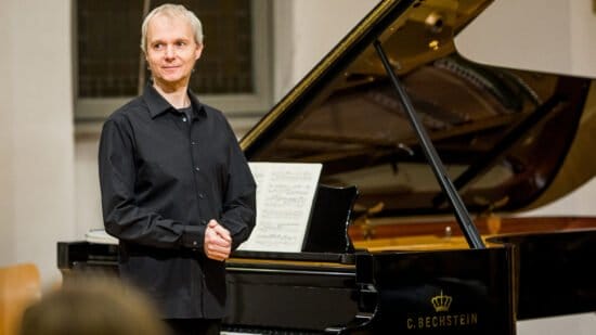 Ein Porträt von Pianist Roland Vossebrecker am Piano. Aufgenommen bei einem Benefizkonzert zugunsten von Oxfam. | (c) Foto: Rainer Keuenhof/Oxfam