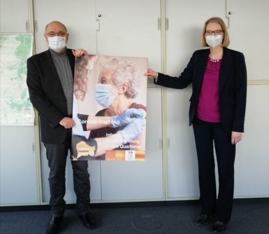 Sozialdezernent Wolfgang Walter und Melanie Struck, Leiterin der Abteilung für Soziale Teilhabe und Rentenangelegenheiten im Sozialamt der Stadt Paderborn, freuen sich über das Engagement der ehrenamtlichen Helfer*innen. Diese bieten einen ehrenamtlichen Fahrdienst und Hilfe bei der Terminvereinbarung. | (c) Foto: Stadt Paderborn